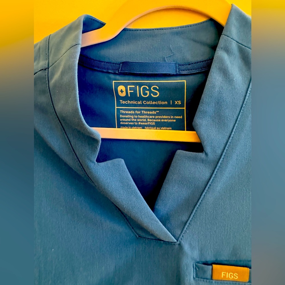 FIGS Pre-loved EUC Scrub Top XS I don’t remember exact color/style Blue Hues